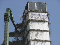 907761 Afbeelding van de sloop met een betonknipper van de top van het voormalige kantoorgebouw van de Zwolsche ...